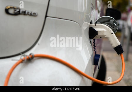 Berlino, Germania. 04 Nov, 2016. Un connettore di ricarica può essere visto attaccato a una Citroën C-Zero a Berlino, Germania, 04 novembre 2016. Foto: Sebastian Gollnow/dpa/Alamy Live News Foto Stock