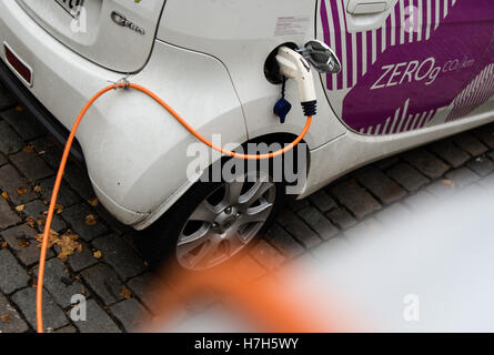 Berlino, Germania. 04 Nov, 2016. Un connettore di ricarica può essere visto attaccato a una Citroën C-Zero a Berlino, Germania, 04 novembre 2016. Foto: Sebastian Gollnow/dpa/Alamy Live News Foto Stock