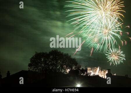 Il torneo di Wimbledon di Londra, Regno Unito. 5 Novembre, 2016. Uno spettacolare gioco di fuochi pirotecnici sulla notte dei falò in Wimbledon Credito: amer ghazzal/Alamy Live News Foto Stock