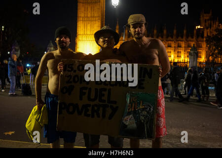 Londra, Regno Unito. 5 Novembre, 2016. Centinaia di attivisti assemlby in Trafalgar square marzo a piazza del Parlamento e la polizia pesanti presenta vicino con una tolleranza zero alcuni arrestati sulla sezione 60 es la polizia a smascherare alcuni attivisti indossando maschera annomoure, Londra, Regno Unito. Credito: Vedere Li/Alamy Live News Foto Stock