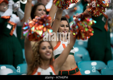 Giardini di Miami, Florida, Stati Uniti d'America. 5 Novembre, 2016. Uragano cheerleaders al Hard Rock Stadium di Miami, Florida il 5 novembre 2016. Credito: Allen Eyestone/Palm Beach post/ZUMA filo/Alamy Live News Foto Stock