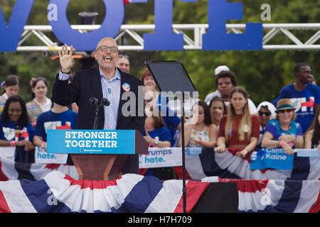 Pembroke Pines, STATI UNITI D'AMERICA. 05 Nov, 2016. Rappresentante statunitense Ted Deutch indirizzamento sostenitori Clinton sotto la pioggia a C.B. Smith Park, Pembroke Pines, FL - Novembre 5, 2016 Credito: la foto di accesso/Alamy Live News Foto Stock