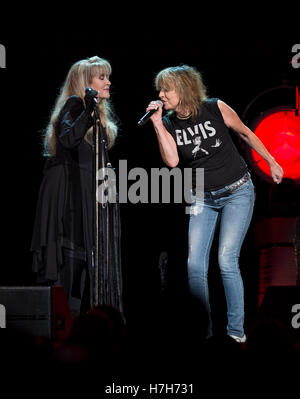 Sunrise, FL, Stati Uniti d'America. 04 Nov, 2016. Stevie Nicks e Chrissie Hynde dei pretendenti eseguire sul palco a BB&T Center il 4 novembre 2016 in Sunrise, Florida. © Andrew patrono/media/punzone Alamy Live News Foto Stock