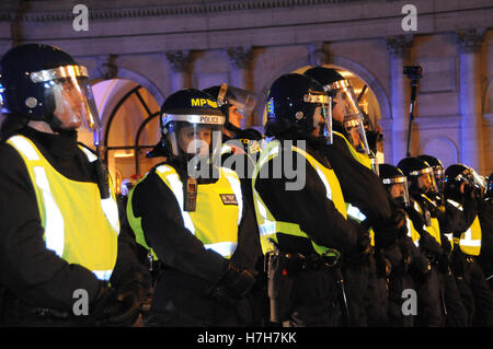 Londra, UK, 5 Novembre,2016. Blocco della polizia off The Strand, Londra controventata stessa per problemi. Durante la scorsa notte di milioni di mascherare la protesta a Londra in Trafalgar Square. Migliaia hanno partecipato alla manifestazione annuale per protestare contro le misure di austerità tagli di posti di lavoro e dell'inquinamento. Credito: Dario Earl/Alamy Live News Foto Stock