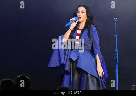 Philadelphia, PA, Stati Uniti d'America. 5 Novembre, 2016. Il cantante-cantautore, Katy Perry esegue durante il Katy Perry detiene, Uscire la votazione in concerto a sostegno di Hillary Clinton al centro di Mann per il Performing Arts di Philadelphia, Pa il 5 novembre 2016 Credit: Star Shooter/media/punzone Alamy Live News Foto Stock