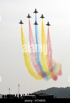 Pechino, la Cina della provincia di Guangdong. 1 Nov, 2016. J-10 jet da combattimento della Cina in Bayi Aerobatic Team eseguire all'undicesimo China International Aviation e salone aerospaziale di Zhuhai, Cina del sud della provincia di Guangdong, nov. 1, 2016. © Liu Dawei/Xinhua/Alamy Live News Foto Stock