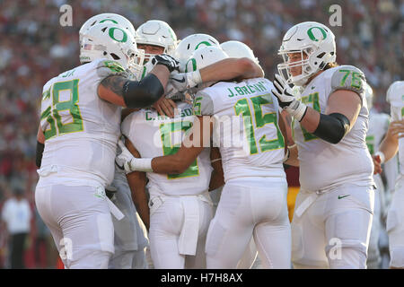 Los Angeles, CA, US, STATI UNITI D'AMERICA. 5 Novembre, 2016. 5 Novembre 2016: Oregon giocatori festeggiare un touchdown nel gioco tra la Oregon Ducks e l'USC Trojans, il Colosseo a Los Angeles, CA. Peter Joneleit/ Zuma filo © Peter Joneleit/ZUMA filo/Alamy Live News Foto Stock