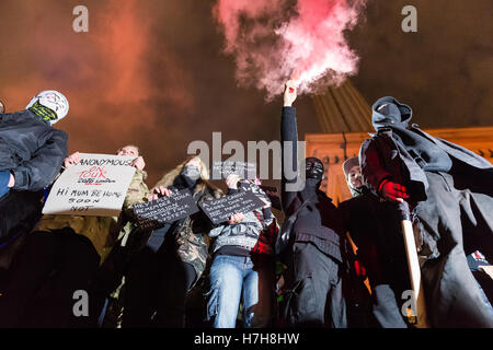 Londra, Regno Unito. 5 novembre 2016. Migliaia di dimostranti si riuniscono in centro a Londra per partecipare all'annuale "Maschera illion Marzo" organizzati a partire dal 2011 dall'anonimo UK collettivo. La manifestazione è una parte di un globale anti-stabilimento e anti-capitalista protestare contro i problemi come ad esempio di austerità e di violazione dei diritti umani, sorveglianza, politica ed economia. La maschera di Guy Fawkes, spesso indossati dagli attivisti, è riconosciuto a livello mondiale come un simbolo del movimento anonimo. Wiktor Szymanowicz/Alamy Live News Foto Stock