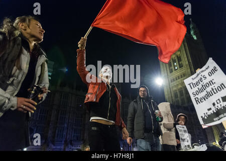 Londra, Regno Unito. 5 novembre 2016. Migliaia di dimostranti si riuniscono in centro a Londra per partecipare all'annuale "Maschera illion Marzo" organizzati a partire dal 2011 dall'anonimo UK collettivo. La manifestazione è una parte di un globale anti-stabilimento e anti-capitalista protestare contro i problemi come ad esempio di austerità e di violazione dei diritti umani, sorveglianza, politica ed economia. La maschera di Guy Fawkes, spesso indossati dagli attivisti, è riconosciuto a livello mondiale come un simbolo del movimento anonimo. Wiktor Szymanowicz/Alamy Live News Foto Stock