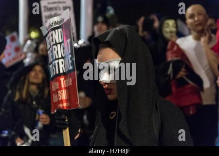 Londra, Regno Unito. 5 novembre 2016. Migliaia di dimostranti si riuniscono in centro a Londra per partecipare all'annuale "Maschera illion Marzo" organizzati a partire dal 2011 dall'anonimo UK collettivo. La manifestazione è una parte di un globale anti-stabilimento e anti-capitalista protestare contro i problemi come ad esempio di austerità e di violazione dei diritti umani, sorveglianza, politica ed economia. La maschera di Guy Fawkes, spesso indossati dagli attivisti, è riconosciuto a livello mondiale come un simbolo del movimento anonimo. Wiktor Szymanowicz/Alamy Live News Foto Stock