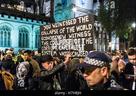 Londra, Regno Unito. 5 novembre 2016. Migliaia di dimostranti si riuniscono in centro a Londra per partecipare all'annuale "Maschera illion Marzo" organizzati a partire dal 2011 dall'anonimo UK collettivo. La manifestazione è una parte di un globale anti-stabilimento e anti-capitalista protestare contro i problemi come ad esempio di austerità e di violazione dei diritti umani, sorveglianza, politica ed economia. La maschera di Guy Fawkes, spesso indossati dagli attivisti, è riconosciuto a livello mondiale come un simbolo del movimento anonimo. Wiktor Szymanowicz/Alamy Live News Foto Stock