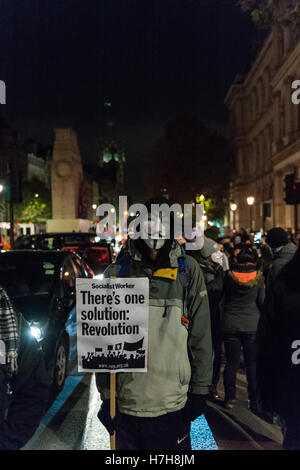 Londra, Regno Unito. 5 novembre 2016. Migliaia di dimostranti si riuniscono in centro a Londra per partecipare all'annuale "Maschera illion Marzo" organizzati a partire dal 2011 dall'anonimo UK collettivo. La manifestazione è una parte di un globale anti-stabilimento e anti-capitalista protestare contro i problemi come ad esempio di austerità e di violazione dei diritti umani, sorveglianza, politica ed economia. La maschera di Guy Fawkes, spesso indossati dagli attivisti, è riconosciuto a livello mondiale come un simbolo del movimento anonimo. Wiktor Szymanowicz/Alamy Live News Foto Stock