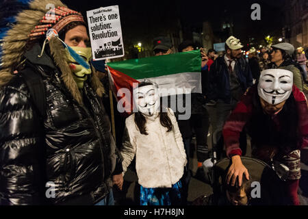 Londra, Regno Unito. 5 novembre 2016. Migliaia di dimostranti si riuniscono in centro a Londra per partecipare all'annuale "Maschera illion Marzo" organizzati a partire dal 2011 dall'anonimo UK collettivo. La manifestazione è una parte di un globale anti-stabilimento e anti-capitalista protestare contro i problemi come ad esempio di austerità e di violazione dei diritti umani, sorveglianza, politica ed economia. La maschera di Guy Fawkes, spesso indossati dagli attivisti, è riconosciuto a livello mondiale come un simbolo del movimento anonimo. Wiktor Szymanowicz/Alamy Live News Foto Stock