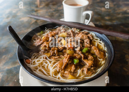 Saté zuppa di manzo tagliatelle è presentato in molti Hong Kong cafe'. Tipicamente servita con latte di tè, un locale preferito la prima colazione. Foto Stock