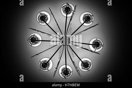 Il lampadario sul soffitto monocromatico Foto Stock