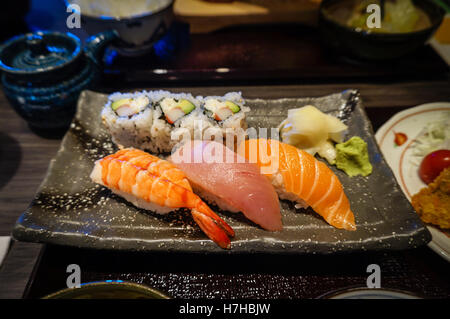 Piastra del nigiri sushi con Ebi (gamberetti), Maguro (tonno) e sake (salmone) in una sala da pranzo giapponese di impostazione. Foto Stock