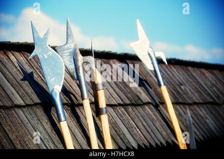 Set di mezza età armi stile pendente in legno sul tetto di tegole. Foto Stock