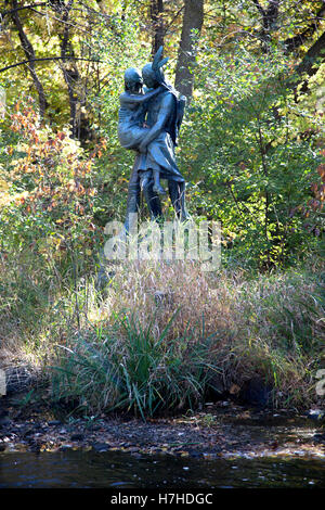 Statua di Hiawatha holding Minnehaha vicino a cascate Minnehaha da Fjelde, basato su Longfellow epico. Minneapolis Minnesota MN USA Foto Stock