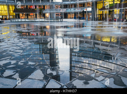 La riflessione di edificio moderno di Gae Aulenti square, il nuovo quartiere finalcial a Porta Garibaldi costruito per EXPO Foto Stock
