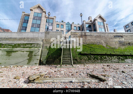 A nord del fiume Tamigi a bassa marea passi da Thames Path Foto Stock