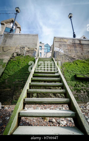 A nord del fiume Tamigi a bassa marea passi da Thames Path Foto Stock