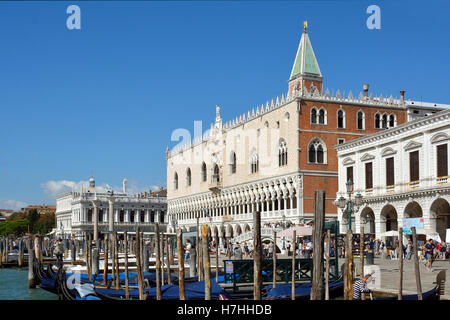 Riva degli Schiavoni con turisti presso il Palazzo Ducale e il Campanile di Venezia in Italia. Foto Stock