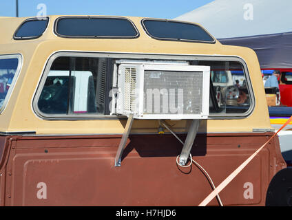 Finestra di condizionatore di aria nel retro di un camper pickup truck, Foto Stock