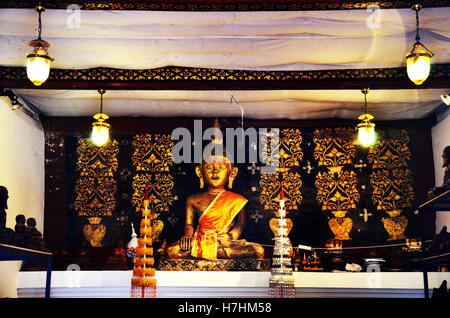 Golden statua del Buddha in chiesa o ubosot per persone visitare e pregare al Wat Phra That Chae Haeng tempio di Nan, Thailandia Foto Stock