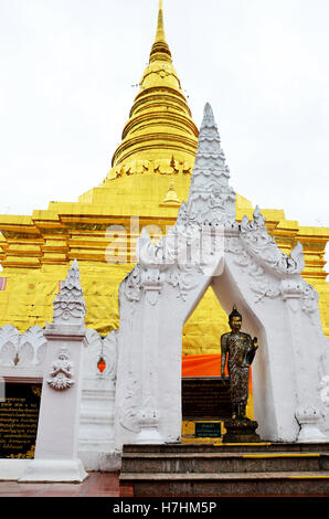 Chedi di Wat Phra That Chae Haeng tempio per le persone visitare e pregare in tempo di pioggia a Nan provincia nord della Thailandia Foto Stock