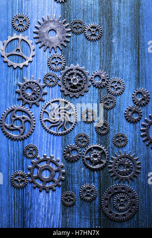 Steampunk denti meccanici ruote dentate su sfondo blu Foto Stock