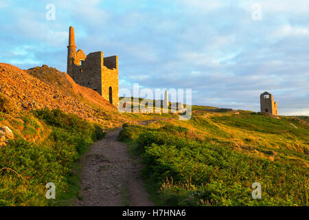 West Wheal miniera Owles crogiolarsi sotto il caldo sole della sera Foto Stock