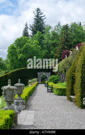 Il procedimento formale di giardini terrazzati di Drummond Castle Gardens, Muthill, vicino a Crieff, Perthshire Scozia Scotland Foto Stock