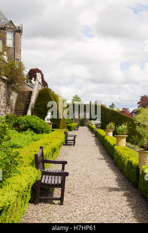 Il procedimento formale di giardini terrazzati di Drummond Castle Gardens, Muthill, vicino a Crieff, Perthshire Scozia Scotland Foto Stock