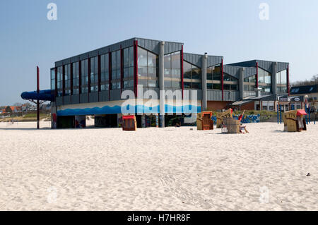 Piscina Piscina di acqua di mare sulla spiaggia del Mar Baltico resort Laboe, Kieler Bucht, Schleswig-Holstein Foto Stock