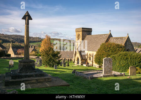 San Barnaba chiesa in autunno, Snowshill, Cotswolds, Gloucestershire, Inghilterra Foto Stock