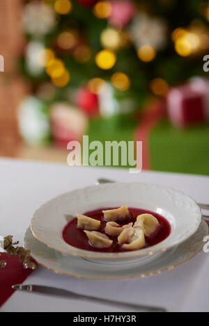 Zuppa di barbabietole e di albero di Natale in background Foto Stock