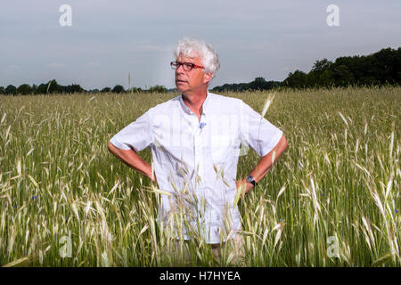 Un agricoltore olandese nel suo campo Foto Stock