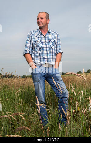 Un agricoltore olandese nel suo campo Foto Stock