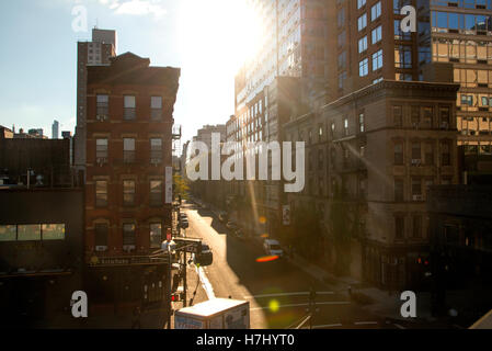 New York strade nel villaggio di Chelsea sul lato ovest di Manhattan visto dall'Highline park Foto Stock