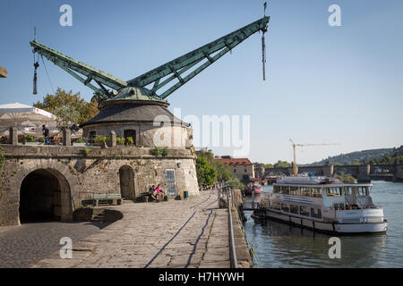 Würzburg, Alter Kranen (vecchia gru) oltre il fiume principale, Baviera settentrionale, Germania, Europa. Foto Stock