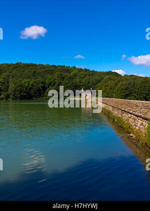 Vista su Linacre serbatoio vicino Cutthorpe e Chesterfield in North East Derbyshire England Regno Unito Foto Stock