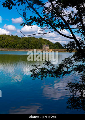 Vista su Linacre serbatoio vicino Cutthorpe e Chesterfield in North East Derbyshire England Regno Unito Foto Stock