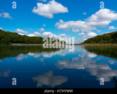 Vista su Linacre serbatoio vicino Cutthorpe e Chesterfield in North East Derbyshire England Regno Unito Foto Stock