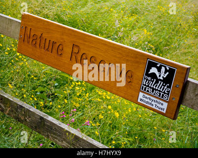 Cartello in legno sul cancello su un Derbyshire Wildlife Trust nella Riserva Naturale del Derbyshire England Regno Unito Foto Stock