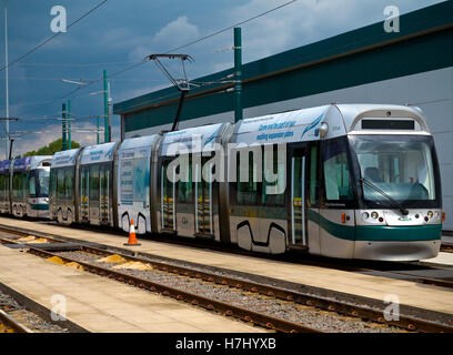 Bombardier Incentro a 6/5 tram gestito da Nottingham Express Transit NET in Nottingham City Centre Inghilterra REGNO UNITO Foto Stock