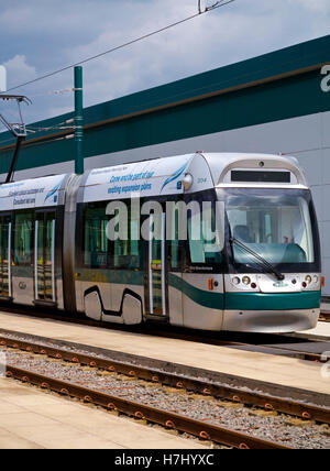 Bombardier Incentro a 6/5 tram gestito da Nottingham Express Transit NET in Nottingham City Centre Inghilterra REGNO UNITO Foto Stock