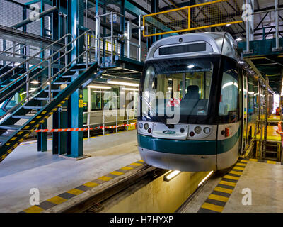 Bombardier Incentro a 6/5 tram in officina di riparazione a Nottingham Express Transit NET depot in Inghilterra Nottingham REGNO UNITO Foto Stock