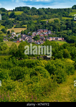 Paesaggio estivo con case vicino Wirksworth nel distretto di Peak Derbyshire Dales England Regno Unito Foto Stock