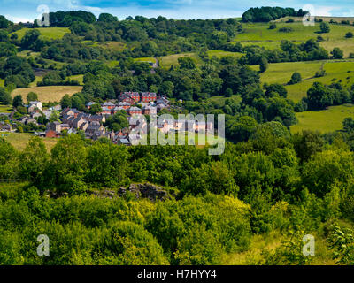 Paesaggio estivo con case vicino Wirksworth nel distretto di Peak Derbyshire Dales England Regno Unito Foto Stock