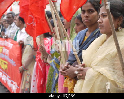 Le donne che lavorano nel settore abbigliamento in Bangladesh dimostrano per migliori condizioni di lavoro a Dhaka Foto Stock